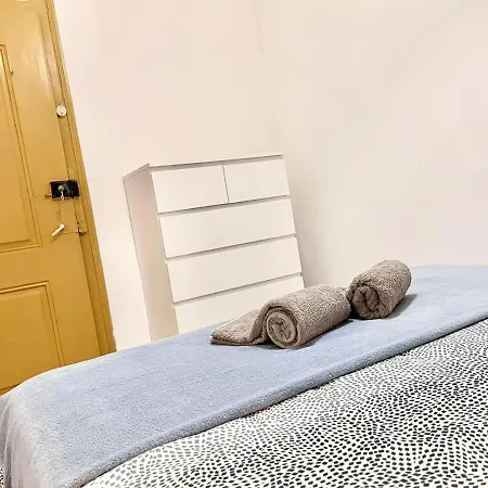 Frank's House & Happy Belem بيت ضيافة