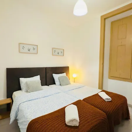 Frank's House & Happy Belem بيت ضيافة *