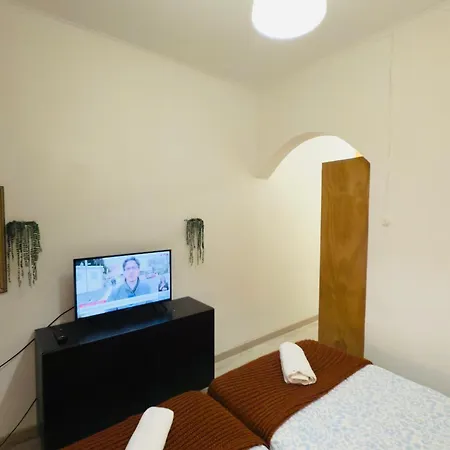 Frank's House & Happy Belem بيت ضيافة *